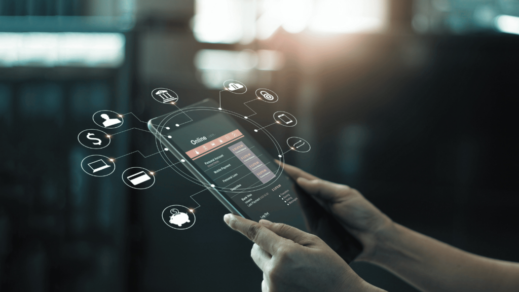 Manos sosteniendo una tablet con interfaz digital y elementos flotantes de automatización, representando procesos inteligentes conectados y transformación digital empresarial.